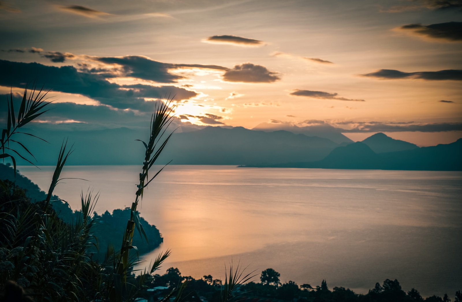 how to get from antigua to lake atitlan